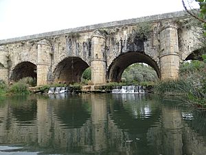 Archivo:Acueducto de Abánades. Canal de Castilla (1)