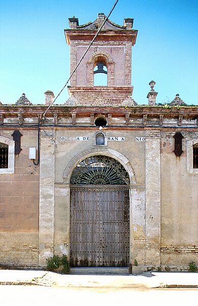 Bodegas de San Antonio - entrada y espadaña 01