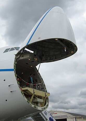 Archivo:Boeing 747-8F Nose cargo door