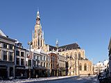 Breda, de toren van de Grote of Onze Lieve Vrouwerkerk RM10305 vanaf de Grote Markt foto6 2014-12-28 10.39