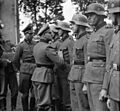 Bundesarchiv Bild 101III-Lerche Stereo-046-03, Metz, Sepp Dietrich bei Ordensverleihung