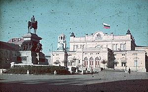 Archivo:Bundesarchiv N 1603 Bild-153, Sofia, Reiterdenkmal Zar Alexander, Parlament