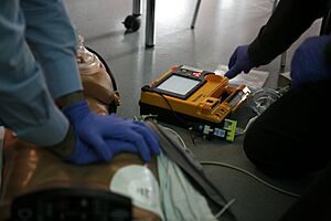 Archivo:CPR training-03