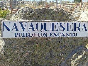 Archivo:Cartel de Navaquesera, a la entrada del pueblo