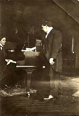 Archivo:Charles W. Clark playing piano