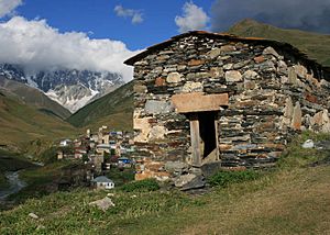 Archivo:Chazhashi church and Mt Shkhara (Photo A. Muhranoff, 2011)