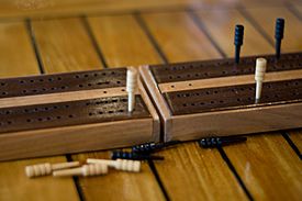 Archivo:Cribbage board with pegs1