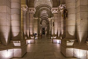 Archivo:Cripta de la Catedral de la Almudena, Madrid, España, 2014-12-27, DD 43