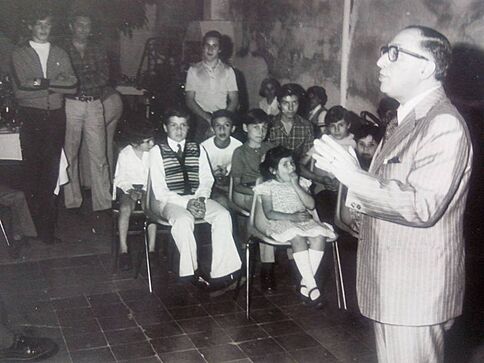 Archivo:Disertando en el Día de la Música, Córdoba, 1974.