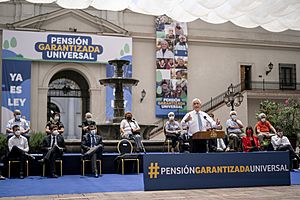 Archivo:El Presidente Piñera promulgando la ley de Pensión Garantizada Universal