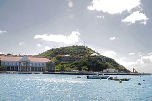Archivo:Fort Oscar and the Hotel de Ville at the entrance to Gustavia harbor, Gustavia, St. Barthelemy - panoramio