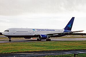Archivo:G-SJMC 5 B767-31KER Garuda Indonesia(MyTravel) MAN 21DEC03 (10835263243)