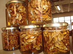 Archivo:Gajos de nueces con miel