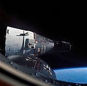 Archivo:Gemini 7 in orbit - GPN-2006-000035