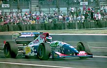 Archivo:Gianni Morbidelli - Footwork FA15 leaves the pits at the 1994 British Grand Prix (32388854942)