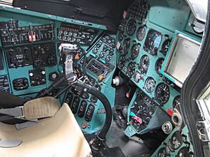 Archivo:Helicopter Cockpit Mil Mi-24D Hind