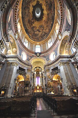Archivo:High altar and dome - Peterskirche (4608975901)