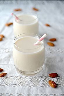Archivo:Home-made almond milk, November 2012