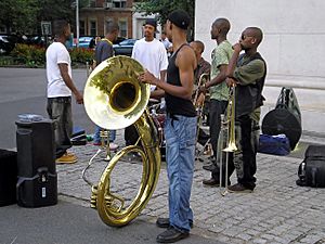 Archivo:Horn player in Washington Square by David Shankbone
