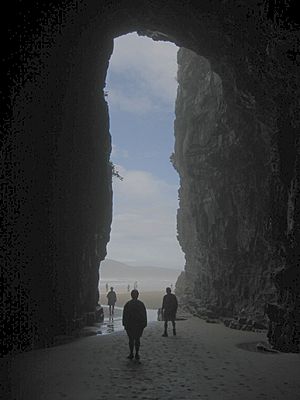 Archivo:In Cathedral Caves 3