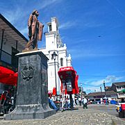 Archivo:Marinilla Colombia August 2017 (9) Monumento y Catedral en la plaza