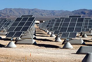 Archivo:Nellis AFB Solar panels