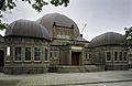 Overzicht van de synagoge te Enschede met rechts bij de hoofdingang het Mauthausen monument - Enschede - 20365140 - RCE