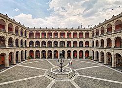 Archivo:Patio Central en Palacio Nacional Mexico 2019