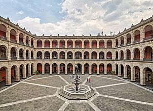 Archivo:Patio Central en Palacio Nacional Mexico 2019