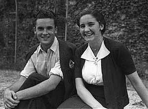 Archivo:Pepita Embil & Imanol Valdes - Le Belloy, France, 1938-8-19, Eresoinka
