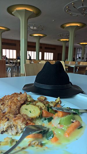 Archivo:Philosopher's hat in the old canteen of the Technical University of Dresden