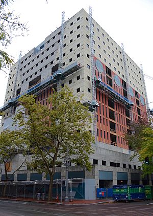 Archivo:Portland Building undergoing reconstruction, October 2018