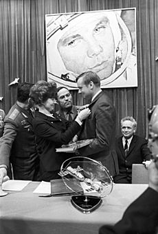 Archivo:RIAN archive 837790 Valentina Tereshkova and Neil Armstrong