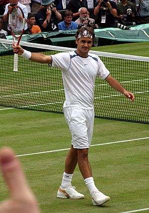 Archivo:Roger Federer at Wimbledon 2005