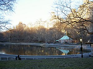 Archivo:Sailboat pond Central Park NY