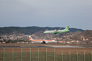 Archivo:Tenerife Norte Airport, Spain (16214471625)