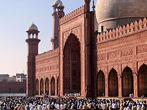 Archivo:The Badshahi in all its glory during the Eid Prayers