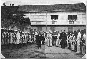 Archivo:Traslado en Manila de los restos de los héroes de Baler y Cavite (La Ilustración Artística, 4 de abril de 1904, Vicente Arias y Fernández)