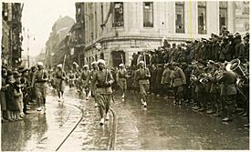 Archivo:Tropas norteafricanas entrando en Gijón (1934)