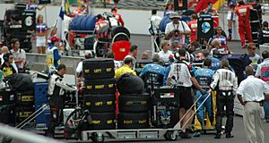Archivo:Tyre carts on grid at USGP 2005