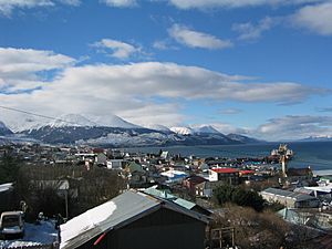 Archivo:Ushuaia in early Spring