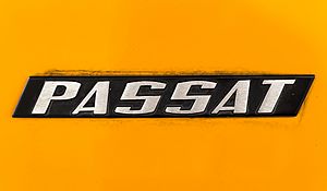 Archivo:VW Passat Schriftzug, SahiFa Braunschweig, AP3Q0124 edit
