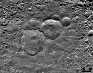 Archivo:Vesta Snowman craters close-up