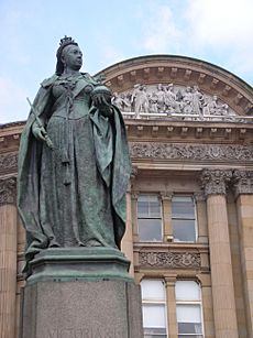 Archivo:Victoria Statue in Victoria Square Birmingham