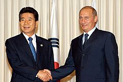 Archivo:Vladimir Putin at APEC Summit in Thailand 19-21 October 2003-20
