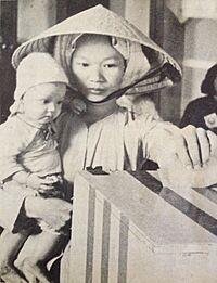 Archivo:Woman casting ballot in 1967 South Vietnamese elections