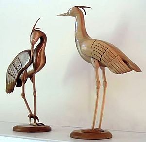 Archivo:Woodcarvings of cranes