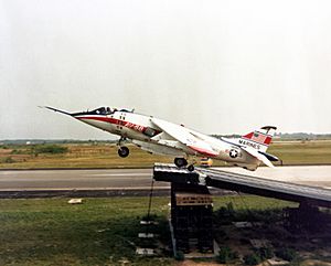 Archivo:YAV-8B Harrier testing a ski jump