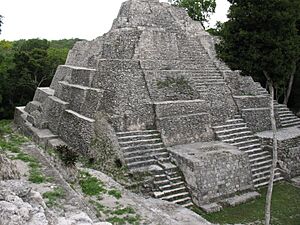 Archivo:YaxhaNorthAcropolis