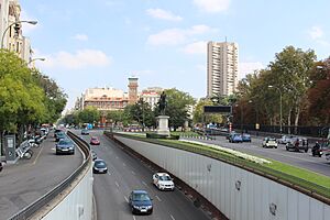 Archivo:Мадрид. Памятник Бальдомеро Эспартеро (Joaquin Baldomero Fernandes Alvares Espartero) на ул. Алькала (Calle de Alcala) - panoramio